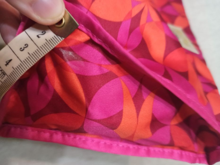 Różowo pomarańczowa kosmetyczka w kwiaty