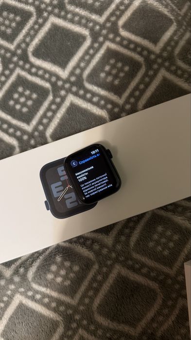 Смарт-годинник Apple Watch SE 40MM у бездоганному стані.
