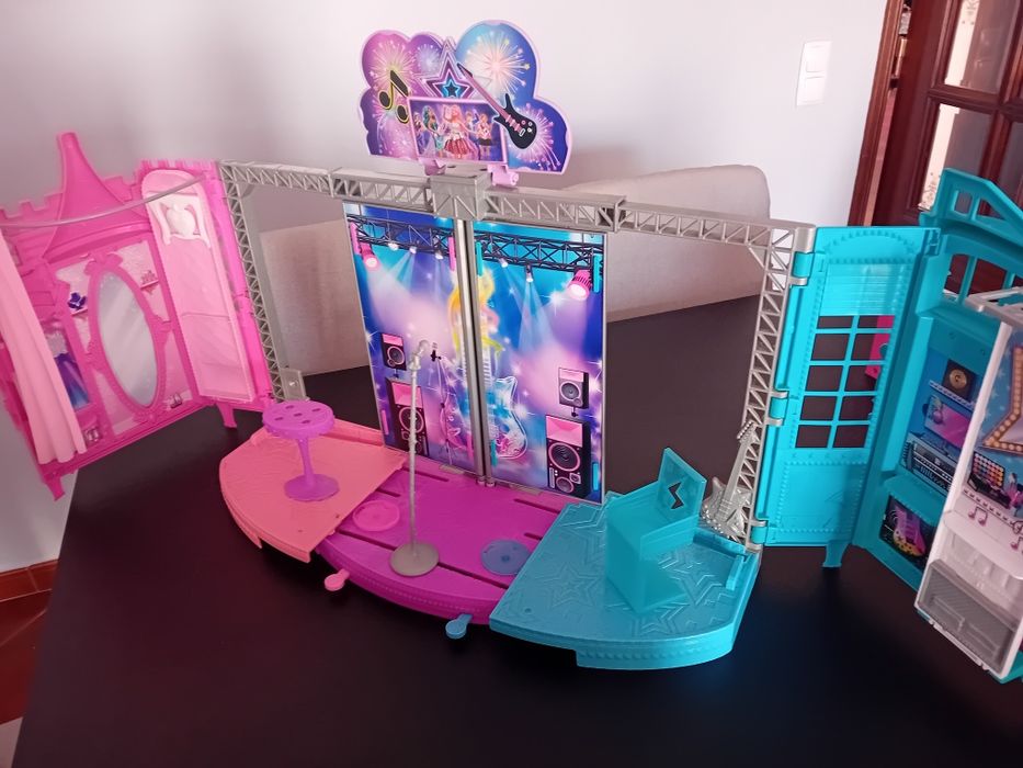 Cozinha, supermercado e palco da Barbie