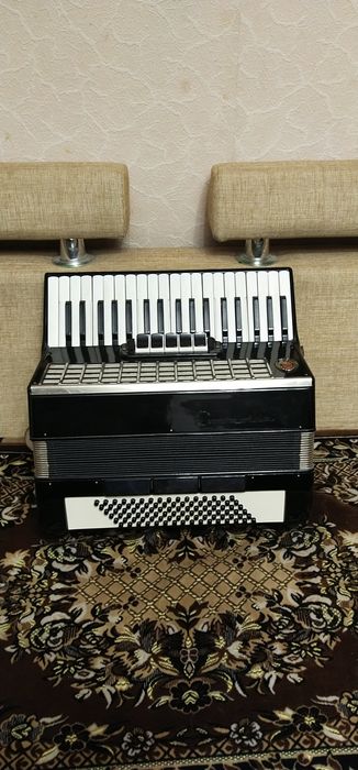 Німецький 3/4 акордеон,9+3 регістра.