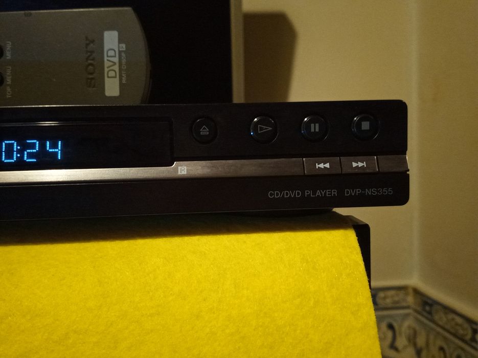 Leitor de dvds e CDs Sony com comando