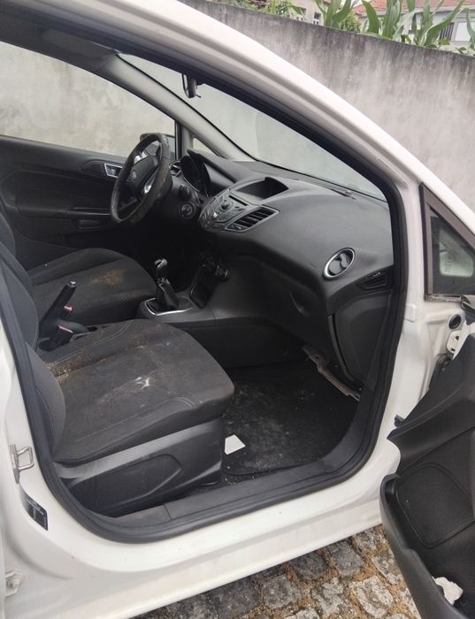 Vendo dois ford fiestas vI 1.5 tdci um de 2013 outro de 2015 acidentado salvado