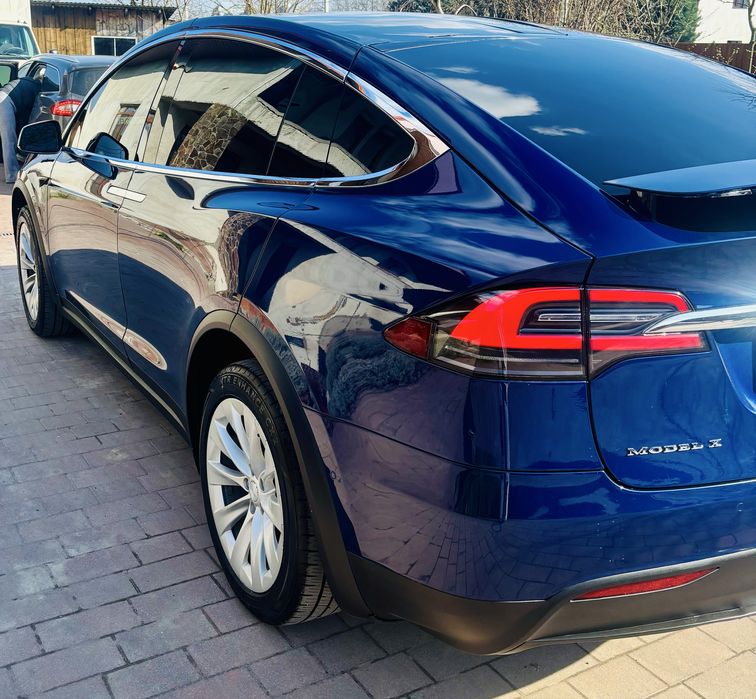 Tesla X 2018року