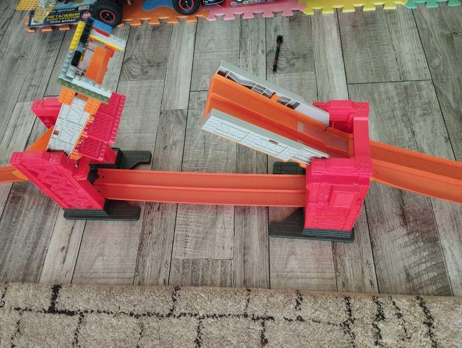 Hot Wheels Track Builder Stunt Bridge. Хот Вілс
