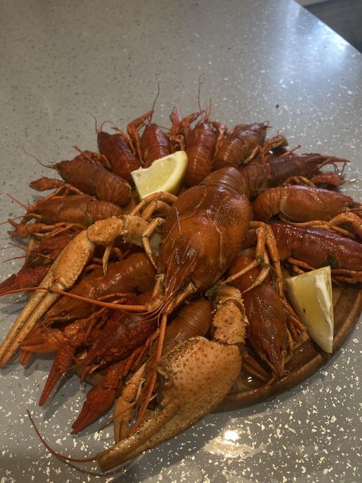 Продаємо раки живі та варені, свіжу, в'ялену/копчену річкову рибу,ікру