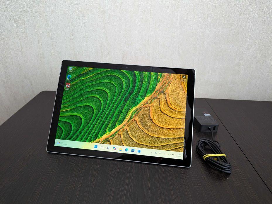 Microsoft Surface Pro 5 8/256gb Intel i5-7300u 1 цикл АКБ 100%