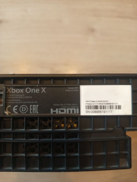 Xbox one x 1TB  z kierownicą cobra
