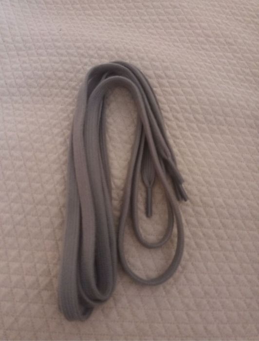 Atacadores cinzentos novos