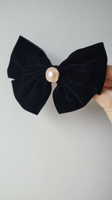 Czarna welurowa spinka kokarda z perelka idealna na sesję Wielkanoc