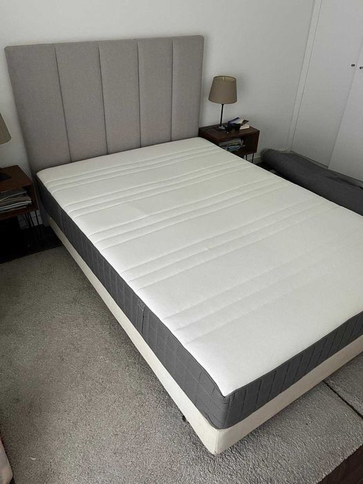 Cama de casal IKEA com cabeceira e colchão (140x200 cm)