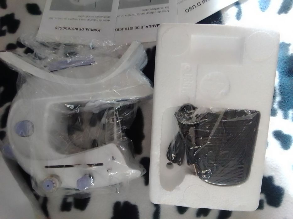 Maquina de costura manual nova em caixa  foto brevemente