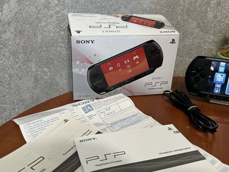 PSP Street E1008 Як Нова Повний Комплект