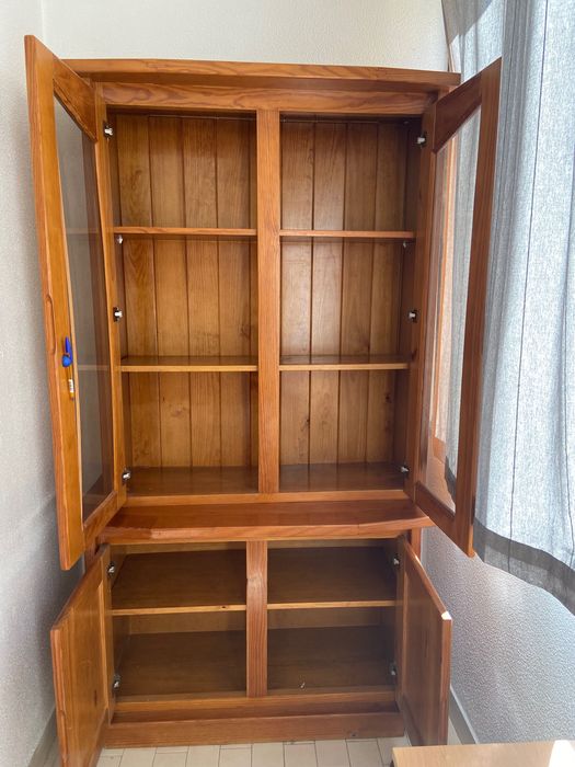 Móvel de madeira com muita arrumação