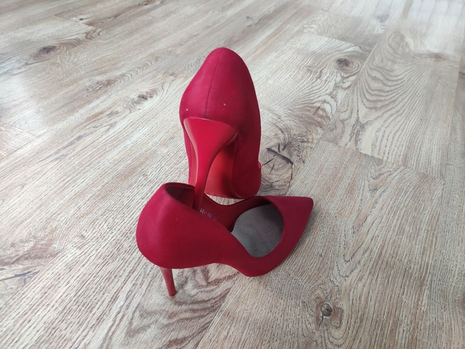 Czerwone szpilki z ostrym czubkiem