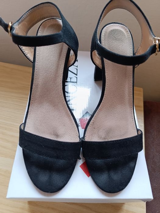 Czarne sandałki na słupku 39