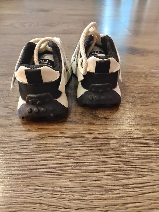 Продам дитячі кросівки нові