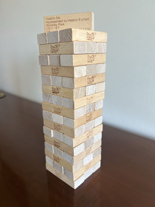 Jogo jenga com quarenta e nove peças