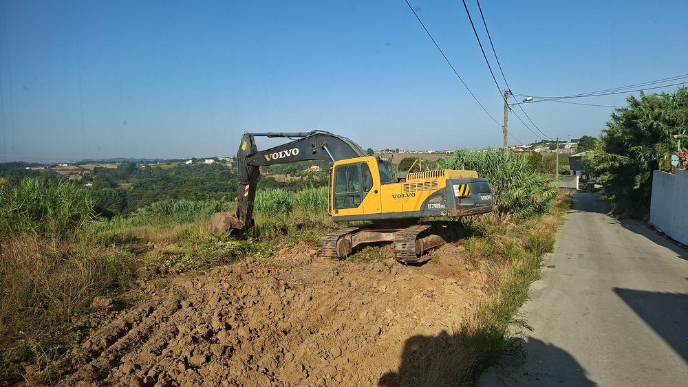 Muros em blocos de pedra rústica