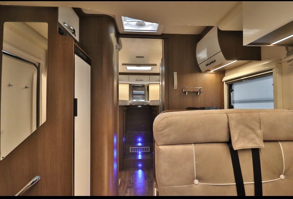 Kamper  Ford 5 osobowy, niski przebieg .