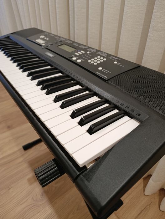 Teclado Yamaha EZ-220 com stand