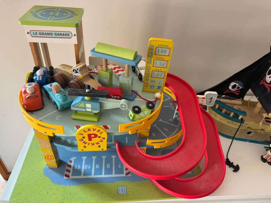 Toy Set – Garage + Pirate Ship – 20€64176743250563123