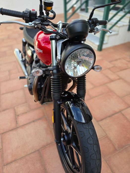 Triumph Bonneville Street Twin 900, em estado irrepreensível