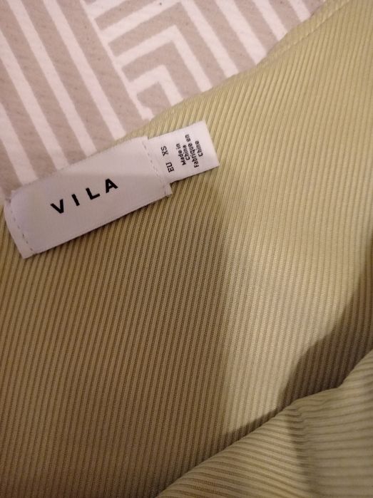 Top verde com folho e bordado inglês