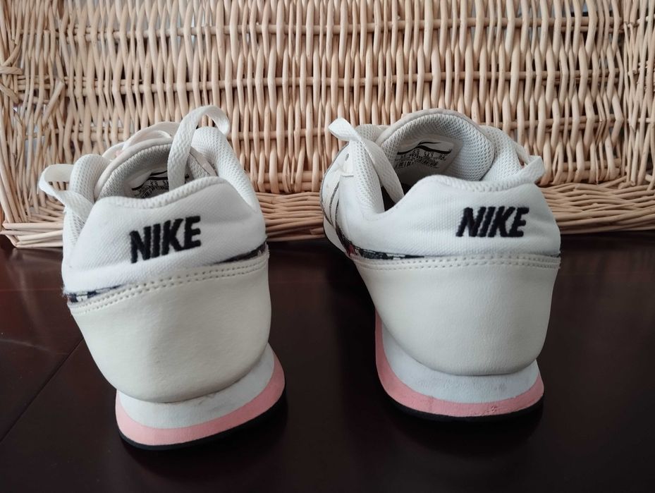 Sapatilha Nike Runner com Padrão Floral