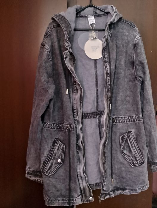 Katana jeansowa na suwak z kapturem