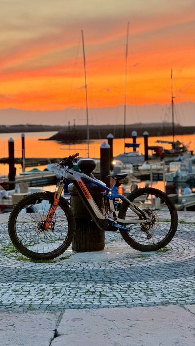 Cube Stereo 160 action team