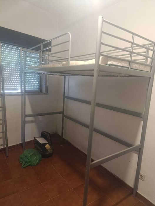 Vendo cama alta com escada em cinzento