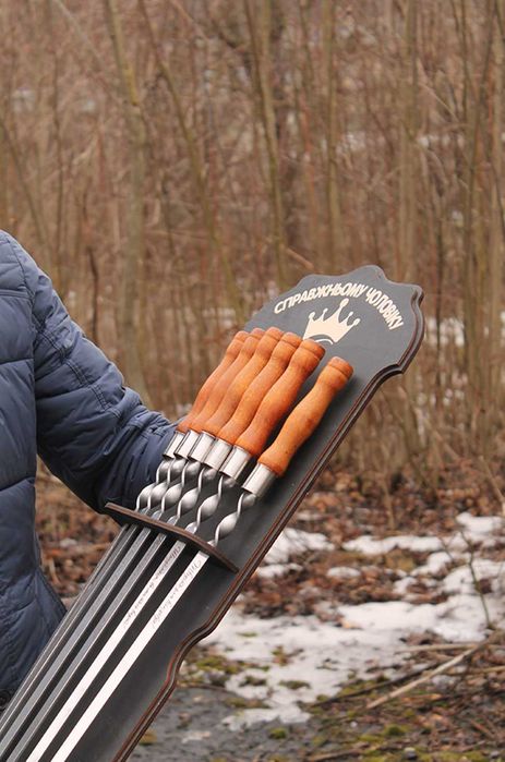 Комплект шампурів з ручками з бука на стильній настінній підвісці