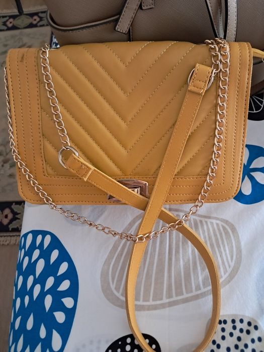 Malas de mão de cor bege cor bordon e amarelo torrado