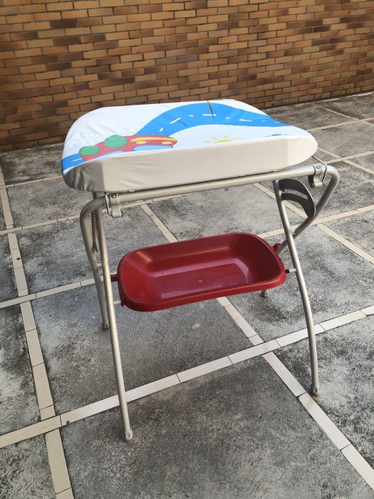 Muda fraldas com prateleia