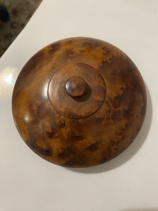 Caixa artesanal em madeira de raiz com veios naturais únicos