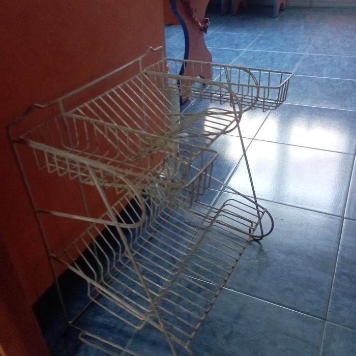 Добротна металева сушка для посуди