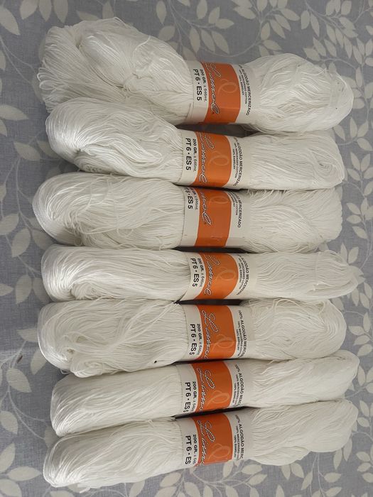 Linhas novelos cor branco