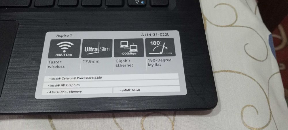 Acer laptop, like new.64739023713281122