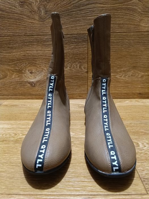 Демісезонні жіночі бежеві чоботи 40 розміру