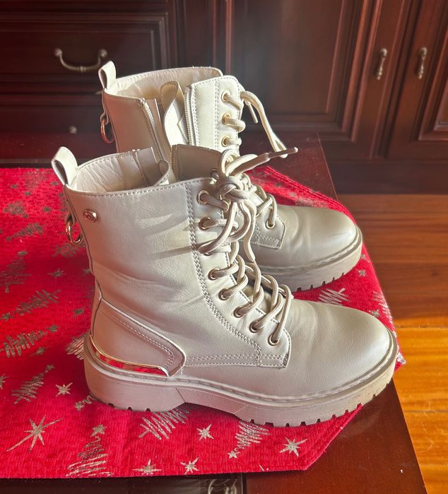 Botas em creme com fecho