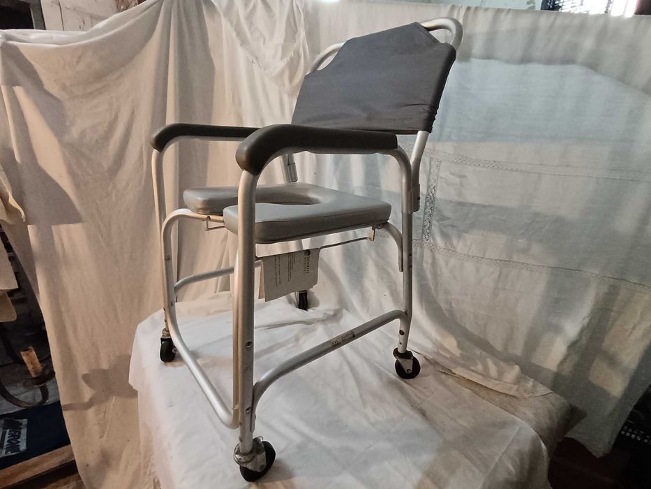 Cadeira De Banho E Sanitária Com Rodas  - nova -