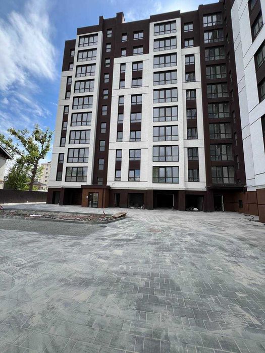 Продаж 2-кімнатної квартири поруч міського озера та неподалік Центру.