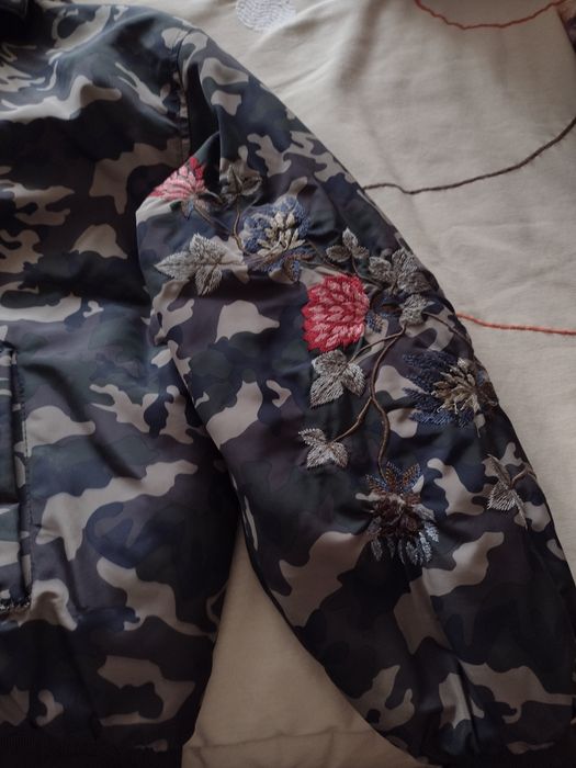 Blusão de capuz bordado.