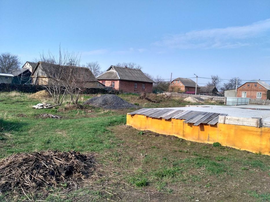 Продається підготовлений майновий комплекс у центрі села Давидківці, неподалік Хмельницького.