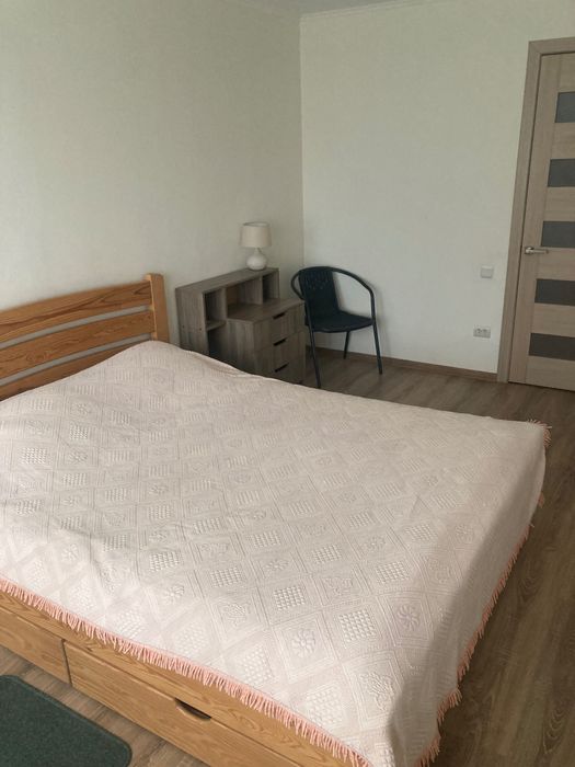 квартира-студія в центрі міста подобово з окремою спальнею