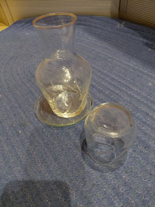 Garrafa de água com copo e prato