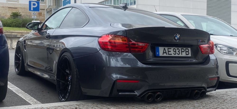 A venda  BMW M4 PERFORMANCE 57000km  ano 2015