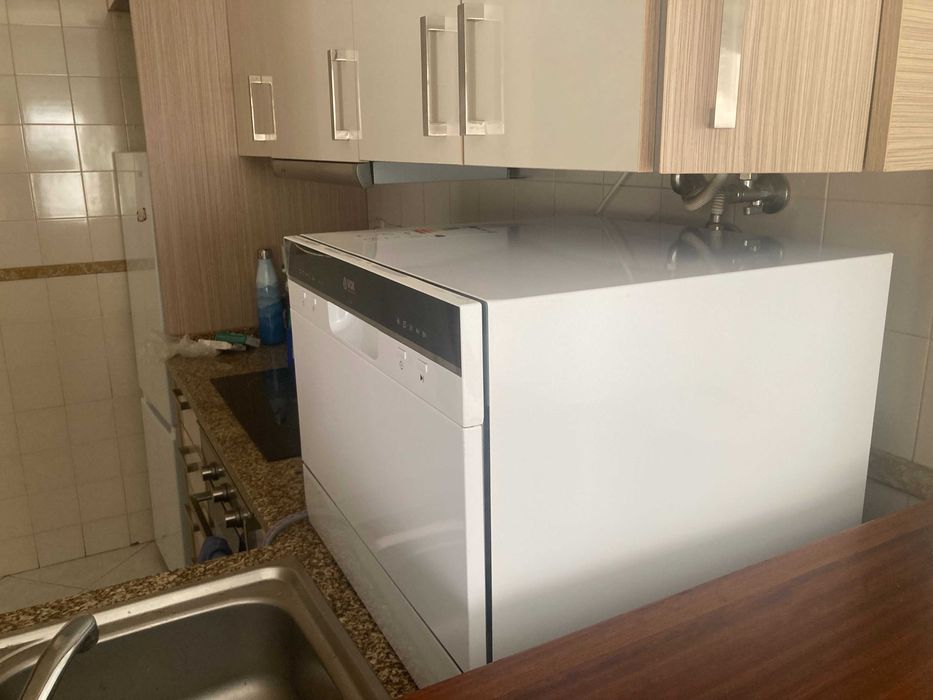 Máquina de lavar loiça VOX LCT8F Compacta, muito pouco uso.