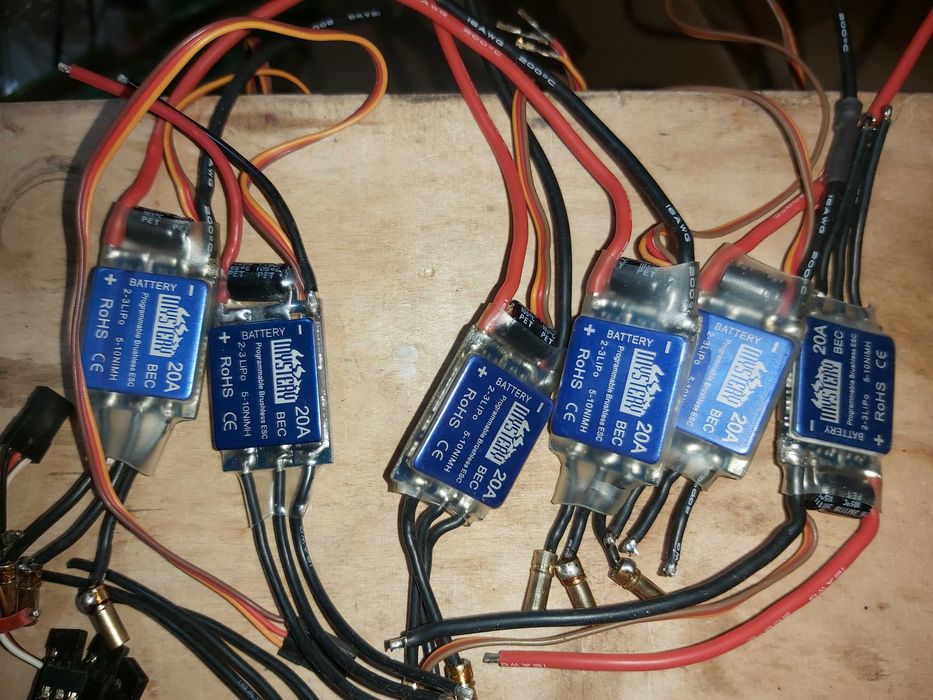 Zbiór regulatorów ESC i BEC jak na zdjęciu.