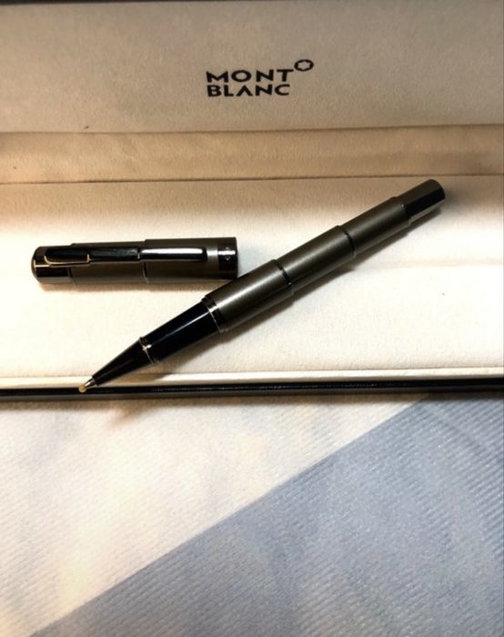 Esferográfica / caneta Montblanc nova